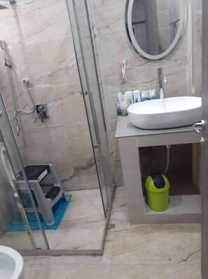 Shower, soap, toilet paper - Votre Oasis de Sécurité (Dakar)