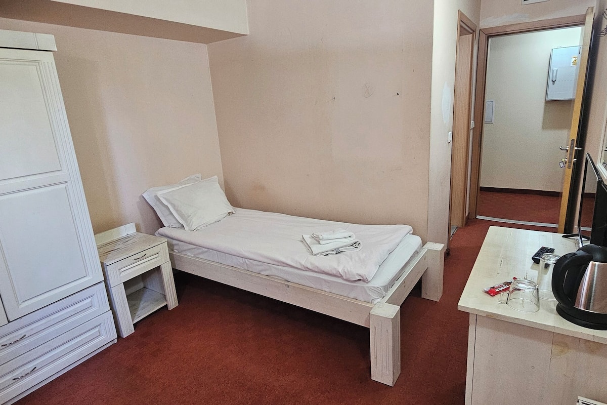 Basic Single Room | Minibar, desk, soundproofing, free WiFi