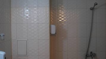 Phòng 3 | Phòng tắm | Buồng tắm vòi sen, khăn tắm, xà phòng, dầu gội