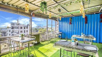 Desayuno buffet (INR 500 por persona)