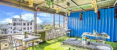 Desayuno buffet diario (INR 500 por persona)