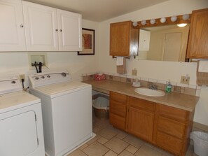 Sèche-cheveux, serviettes fournies, savon, papier toilette