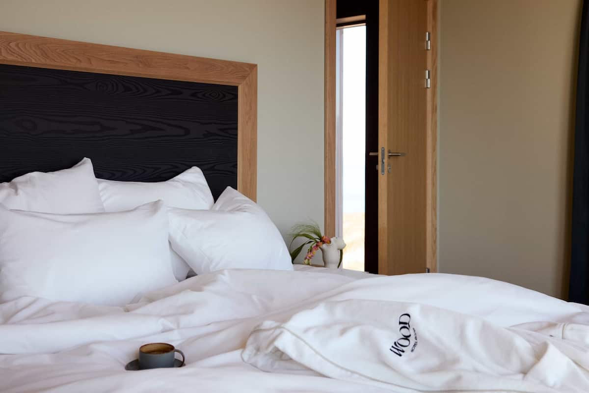Minibar, free WiFi, bed sheets