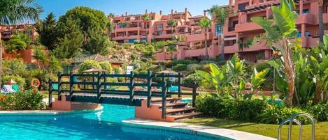 Una piscina al aire libre