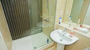 Apartment | Bathroom | Combined shower/bathtub, deep-soaking bathtub, hair dryer, towels