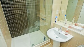 Apartment | Bathroom - Modern Spacious 2-bed Apartment in London (Bromley)