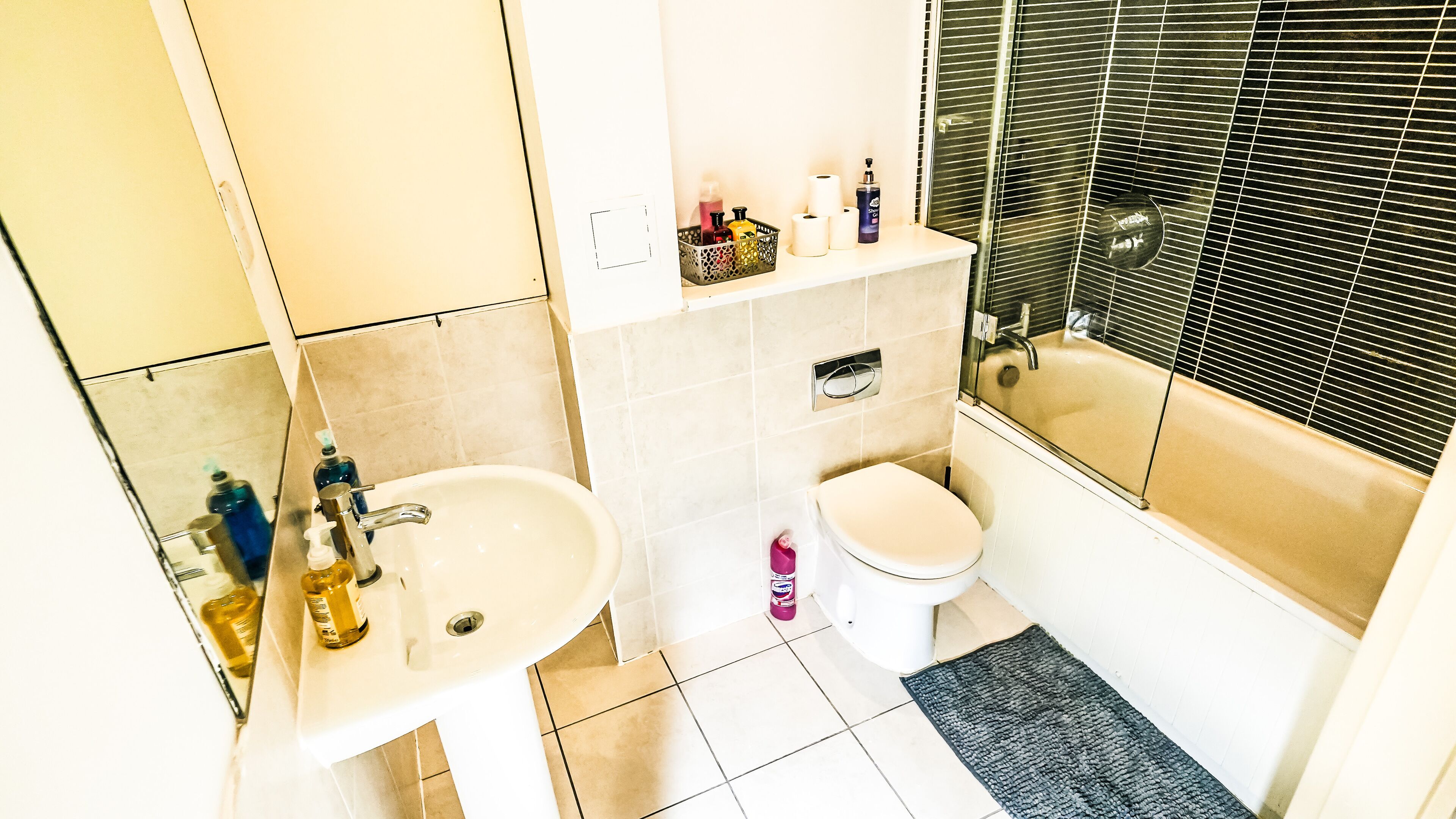 Un bagno con lavandino, WC e vasca da bagno.