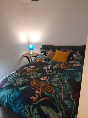 Studio, 1 Queen Bed | Iron/ironing board, free WiFi, bed sheets