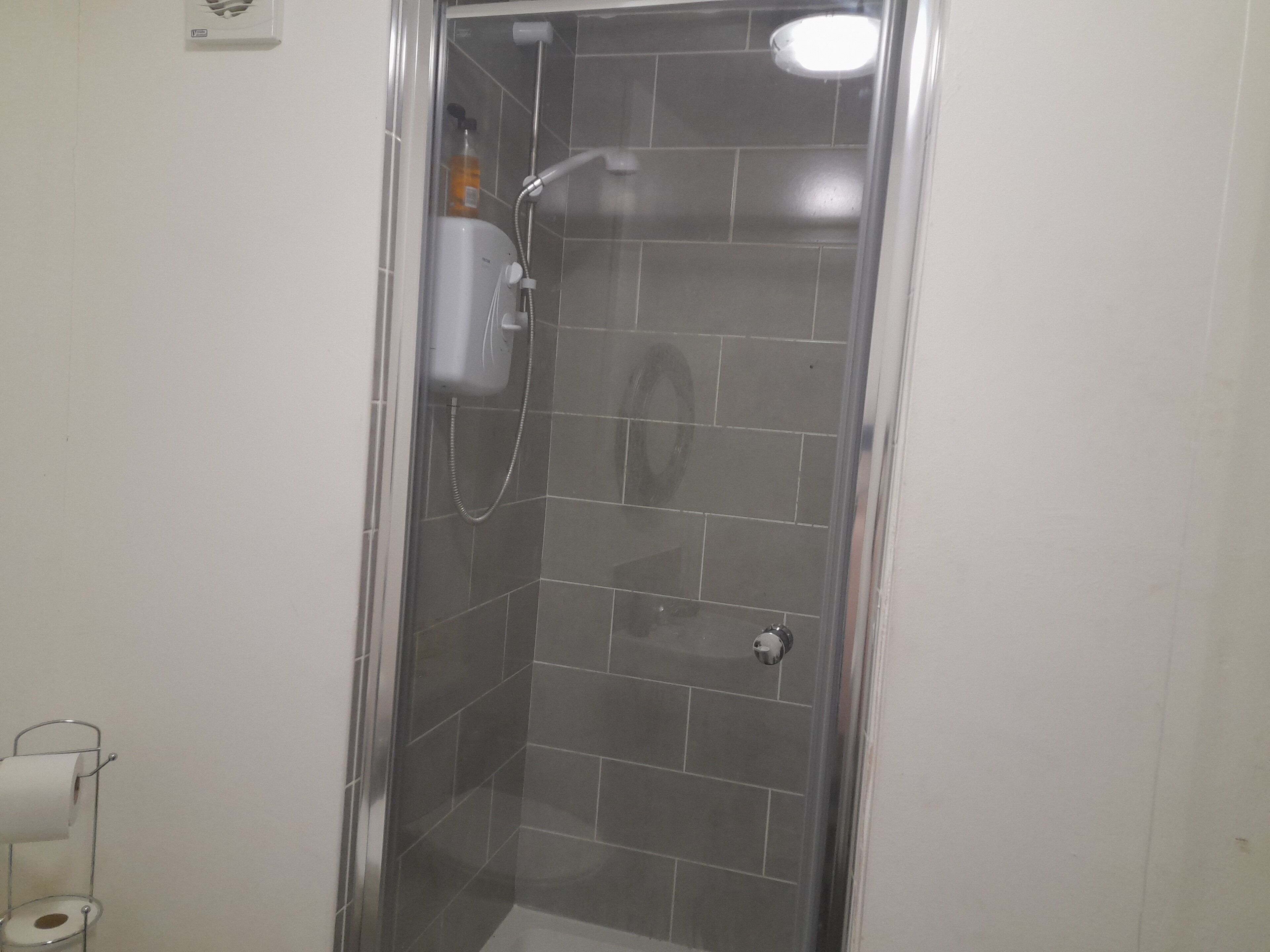 Studio | Salle de bain | Douche, séchoir à cheveux, serviettes fournies