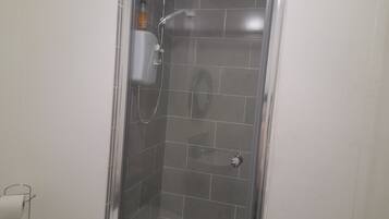 Studio | Bathroom | Shower, hair dryer, towels