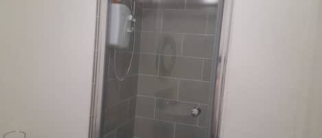 Studio | Salle de bain | Douche, séchoir à cheveux, serviettes fournies
