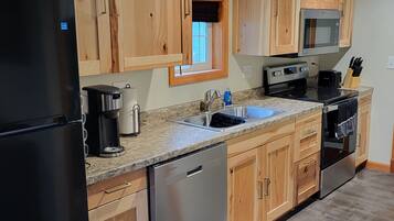 Een koelkast, een magnetron, een oven, een kookplaat