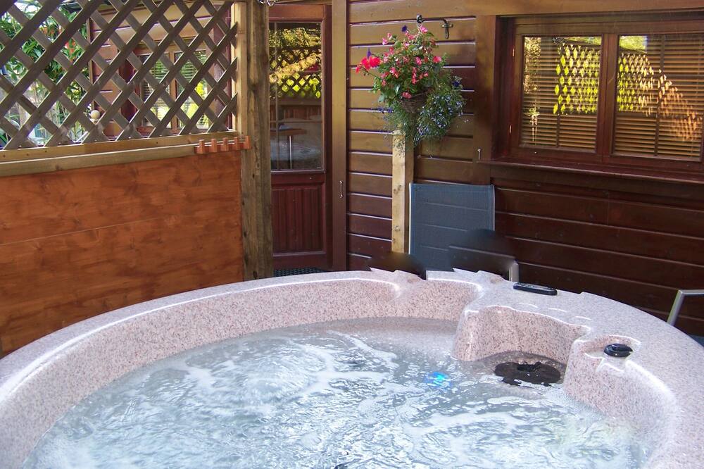 Hot Tub Log Cabin Accommodation in The New Forest National Park