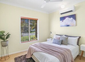 3 bedrooms, WiFi, bed sheets - Pet friendly home, 10 minutes from the city and 10 minutes from the beach (Brinsmead)
