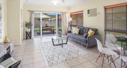 Pet friendly home, 10 minutes from the city and 10 minutes from the beach