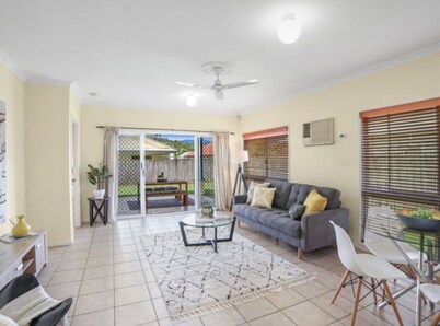 Pet friendly home, 10 minutes from the city and 10 minutes from the beach 