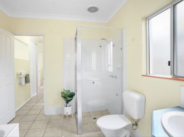 Shower, hair dryer, towels, soap - Pet friendly home, 10 minutes from the city and 10 minutes from the beach  (Brinsmead)