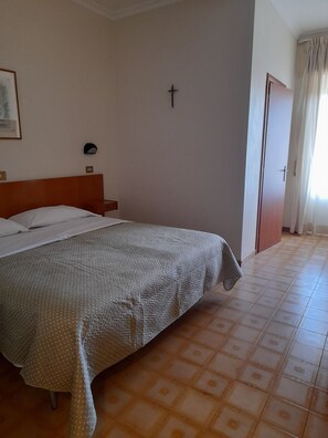 Standard Twin Room | Hypo-allergenic bedding, down comforters, in-room safe, free WiFi - Hotel Continental (Fiuggi)