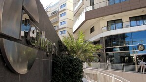 Un bâtiment moderne avec une enseigne bien visible indiquant « Hôtel de la Mer ».