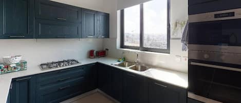 Refrigerador, microondas, horno y parrilla de estufa