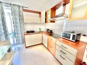 Réfrigérateur, micro-ondes, four, plaque de cuisson