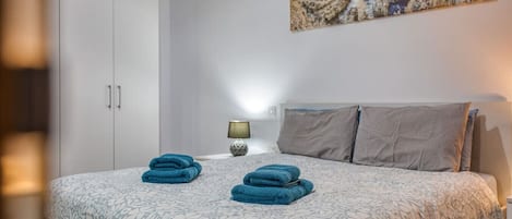Tabla de planchar con plancha, wifi y ropa de cama