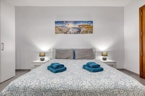 3 chambres, fer et planche à repasser, Wi-Fi, draps fournis