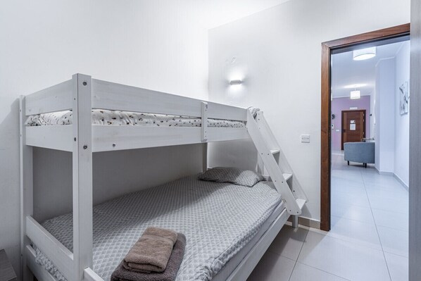 2 habitaciones, tabla de planchar con plancha, wifi y ropa de cama 