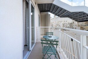 Outdoor dining - St Julians - Balluta bay 2 bedroom apartment (San Giljan)