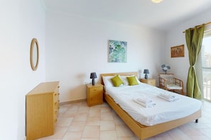 2 bedrooms, iron/ironing board, WiFi - 6th floor seafront apartment with open sea views. (Tas-Sliema)
