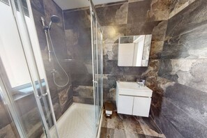 Secadora de cabello, toallas, papel de baño 