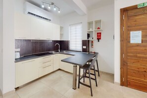 Kühlschrank, Mikrowelle, Ofen, Geschirrspüler