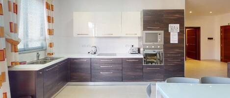 Kühlschrank, Ofen, Geschirrspüler, Kochgeschirr/Geschirr/Besteck