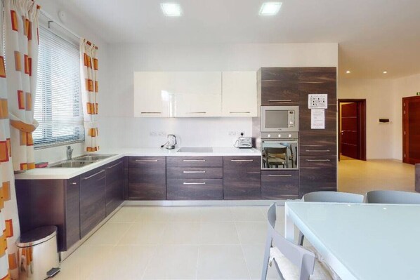 Fridge, oven, dishwasher, cookware/dishes/utensils