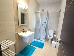 Sèche-cheveux, serviettes fournies