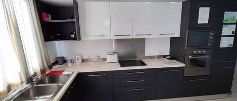 Køleskab, mikrobølgeovn, ovn, opvaskemaskine