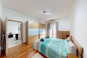 2 bedrooms, iron/ironing board, WiFi, bed sheets