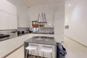 Kühlschrank, Mikrowelle, Ofen, Geschirrspüler