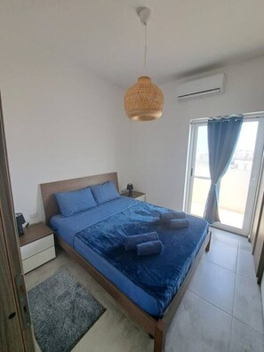 Desk, iron/ironing board, WiFi, bed sheets