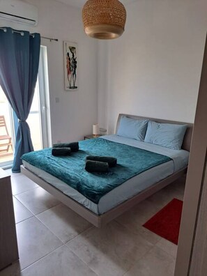 Desk, iron/ironing board, WiFi, bed sheets - the Queen Freddy Penthouse (Ta` Xbiex)