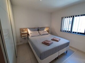 Desk, iron/ironing board, WiFi, bed sheets