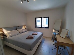 Skrivebord, strygejern/strygebræt, Wi-Fi, sengetøj