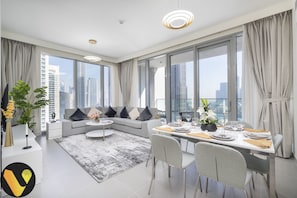 Perhehuoneisto | Oleskelualue | 65–tuumainen äly-TV, jossa kaapelikanavat