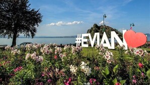 A garden with flowers and a sign with '#EVAN' and a heart symbol. - Chalet Panoramique Avec Sauna Avec vue sur le LAC Leman et Montagnes (Évian-les-Bains)