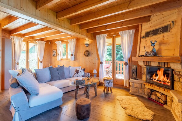 TV, fireplace - Chalet Panoramique Avec Sauna Avec vue sur le LAC Leman et Montagnes (Évian-les-Bains)