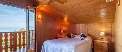 4 chambres, fer et planche à repasser, lit de bébé portatif
