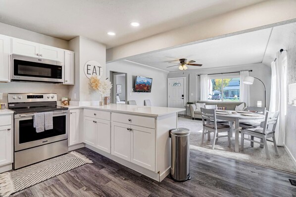 Refrigerador, microondas, horno, placa de cocina