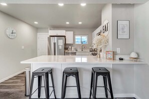 Fridge, microwave, oven, stovetop - Mountain view | Games, Patio and BBQ in CO Springs (Colorado Springs)