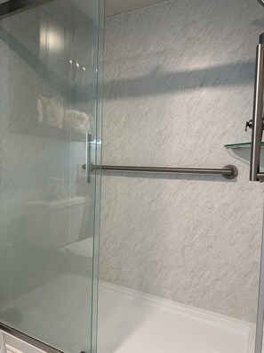 Dusche, Haartrockner, Handtücher, Seife