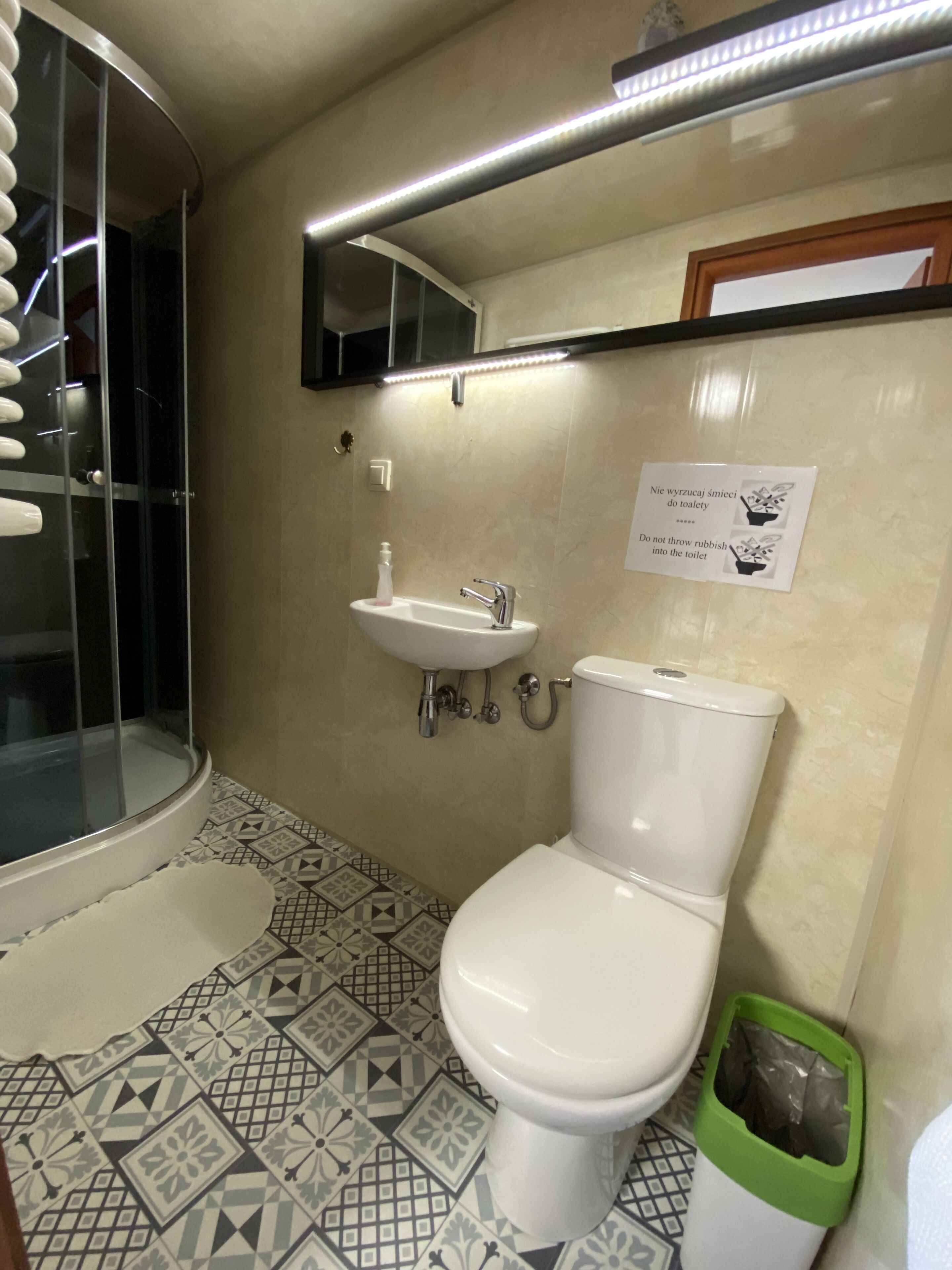 Quarto casal ou duplo superior | Banheiro | Chuveiro, secador de cabelo (mediante solicitação), toalhas de banho 